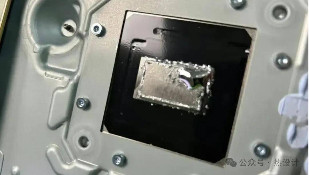 索尼PS5新機散熱升級——更新了液態金屬導熱界面材料布局，散熱性能更可靠